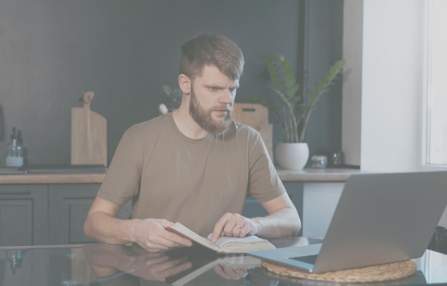 Estudiante trabajando en análisis presupuestario